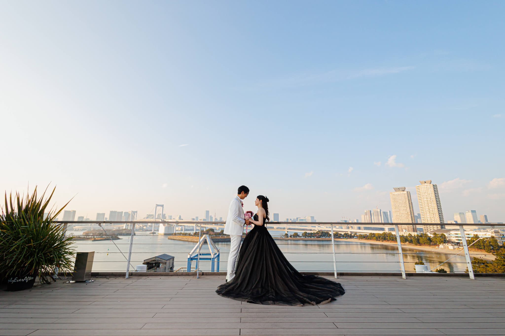 【お台場の海で叶えるロケーションフォト】お台場の海（東京湾）を背景に撮影するロケーションフォトプランです。 開放感あふれるビーチと都心の景色を活かし、「お台場 フォトウエディング」「海 ロケーションフォト」をご検討の方におすすめ。 自然体で特別な一枚を残せます。 ※追加料金：44,000円（税込）